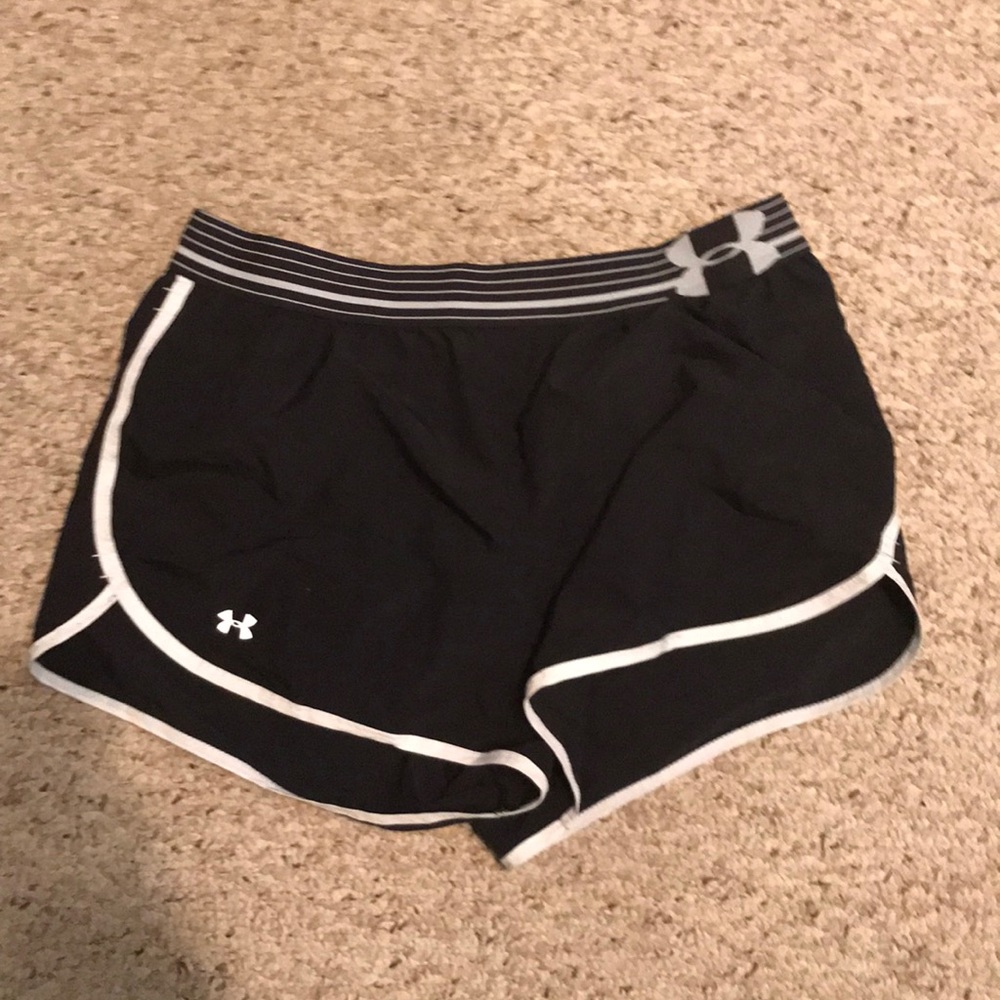 under armor black and white althetlic shorts